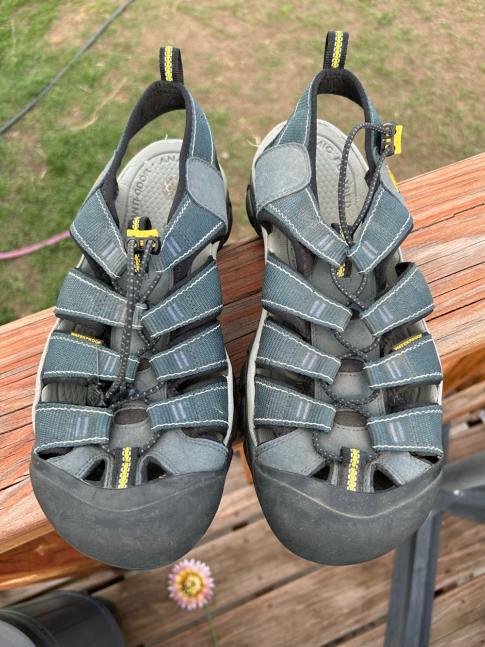 Keen Closed-Toe Hiking Sandals — Black with Yellow Logo size 10.5